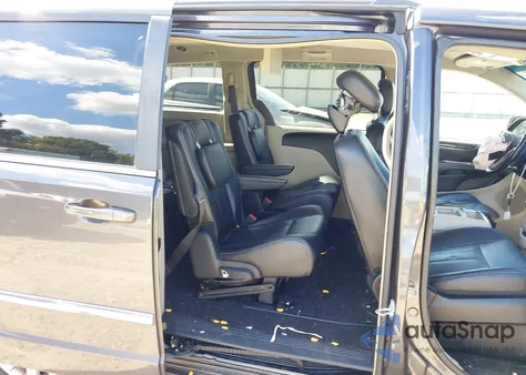 2015 Chrysler Town & Country Touring z USA, uszkodzony, nr VIN 2C4RC1BG3FR716226